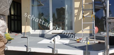 Referenz aus einem Schattauer-Kundenprojekt: Balkonfläche nach Sanierung mit neuem Abdichtungsaufbau, sauber ausgeführten Randanschlüssen und belastbarer Nutzschicht. Fokus: Die richtige Anfrage spart Zeit, Rückfragen und Missverständnisse.