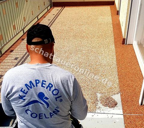 Balkonfläche nach Sanierung mit neuem Abdichtungsaufbau, sauber ausgeführten Randanschlüssen und belastbarer Nutzschicht - dokumentiert von Schattauer für Materialvergleich.