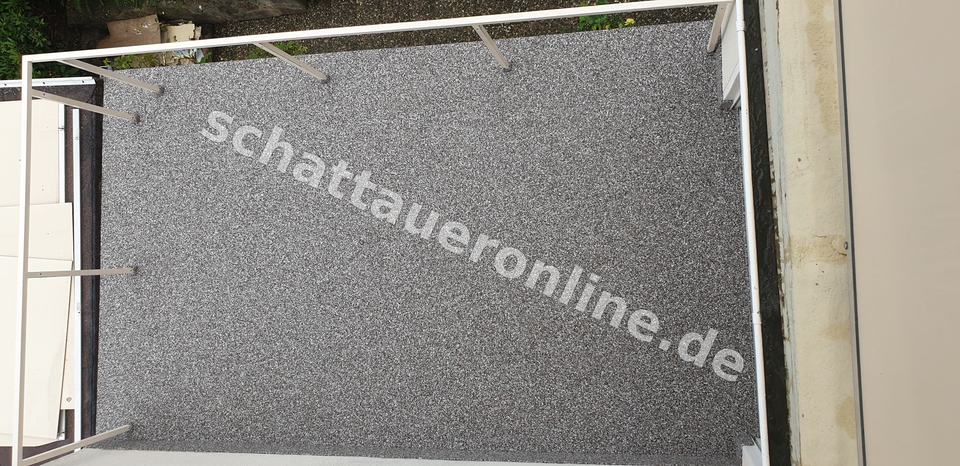 Projektfoto von Firma Schattauer: Balkonfläche nach Sanierung mit neuem Abdichtungsaufbau, sauber ausgeführten Randanschlüssen und belastbarer Nutzschicht. Thema: Teilreparatur oder vollständige Sanierung.