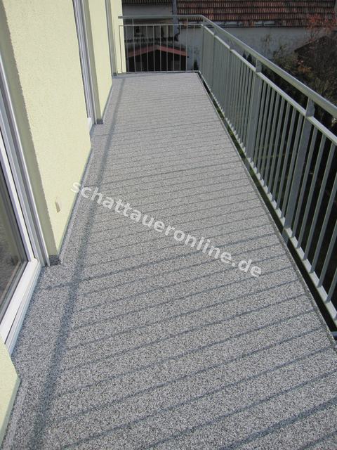 Projektfoto von Firma Schattauer: Balkonfläche nach Sanierung mit neuem Abdichtungsaufbau, sauber ausgeführten Randanschlüssen und belastbarer Nutzschicht. Thema: Altbau-Sanierung ohne Überraschungen.