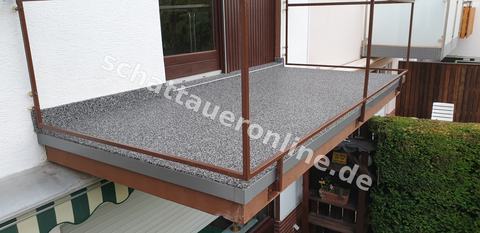 Balkonfläche nach Sanierung mit neuem Abdichtungsaufbau, sauber ausgeführten Randanschlüssen und belastbarer Nutzschicht - dokumentiert von Schattauer für Lebensdauer verlängern.