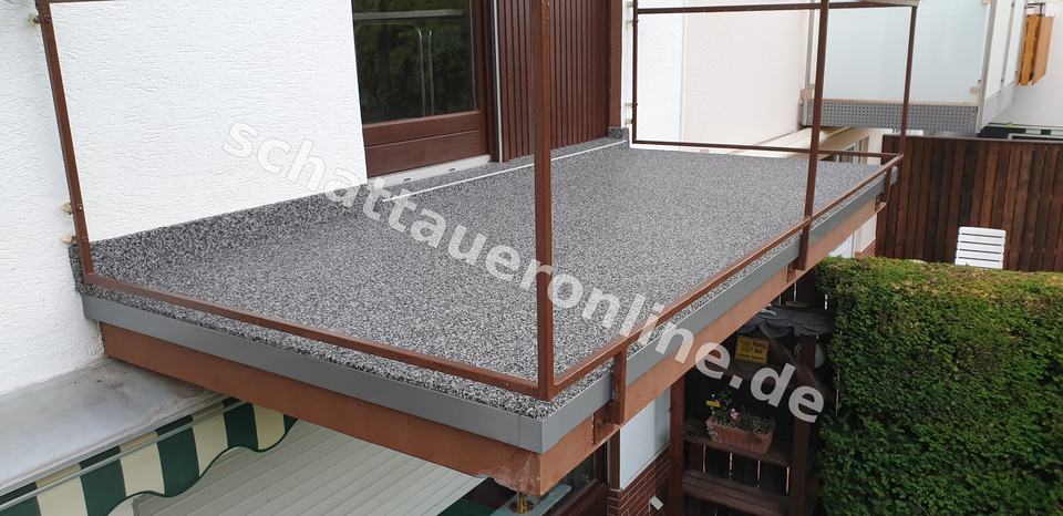 Balkonfläche nach Sanierung mit neuem Abdichtungsaufbau, sauber ausgeführten Randanschlüssen und belastbarer Nutzschicht - dokumentiert von Schattauer für Lebensdauer verlängern.