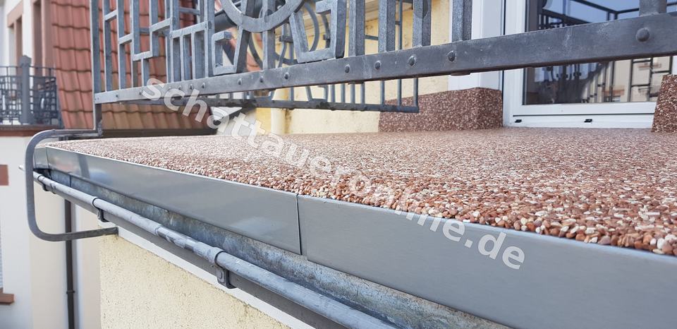 Balkonfläche nach Sanierung mit neuem Abdichtungsaufbau, sauber ausgeführten Randanschlüssen und belastbarer Nutzschicht - dokumentiert von Schattauer für Oberflächenwahl nach der Abdichtung.