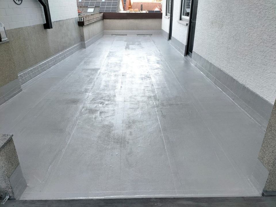 Balkonsanierung vorher mit gealterter Balkonflaeche und sichtbarem Sanierungsbedarf - Projektbild 086