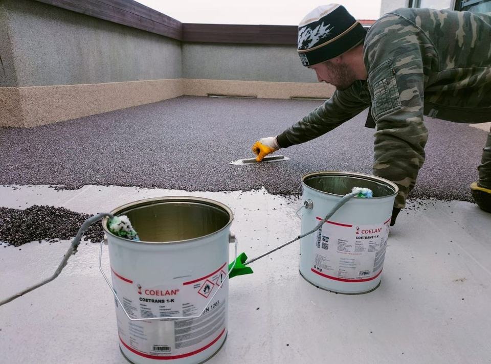 Balkonsanierung waehrend der Ausfuehrung mit vorbereitetem Untergrund und neuer Beschichtung - Projektbild 087