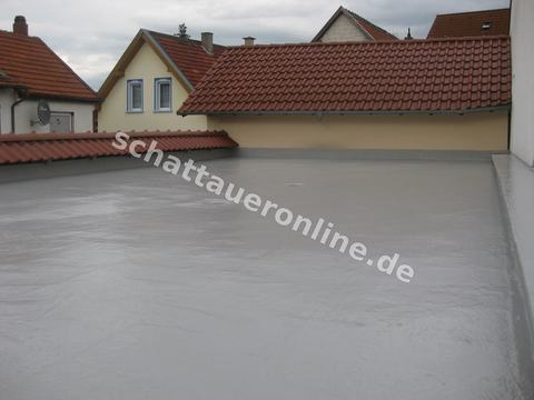 Projektfoto von Firma Schattauer: Flachdachfläche mit systemgerechter Abdichtung, kontrollierter Entwässerung und sorgfältig ausgearbeiteten Details. Thema: Wenn Wasser stehen bleibt.