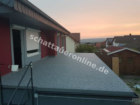 Terrassenprojekt mit abgestimmter Abdichtung, dekorativer Oberfläche und witterungsbeständigem Schichtaufbau - dokumentiert von Schattauer für Untergrundvorbereitung.