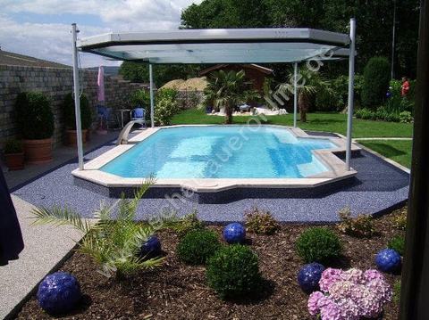 Fluessigkunststoff auf Terrassenflaeche fuer dauerhaften Feuchteschutz