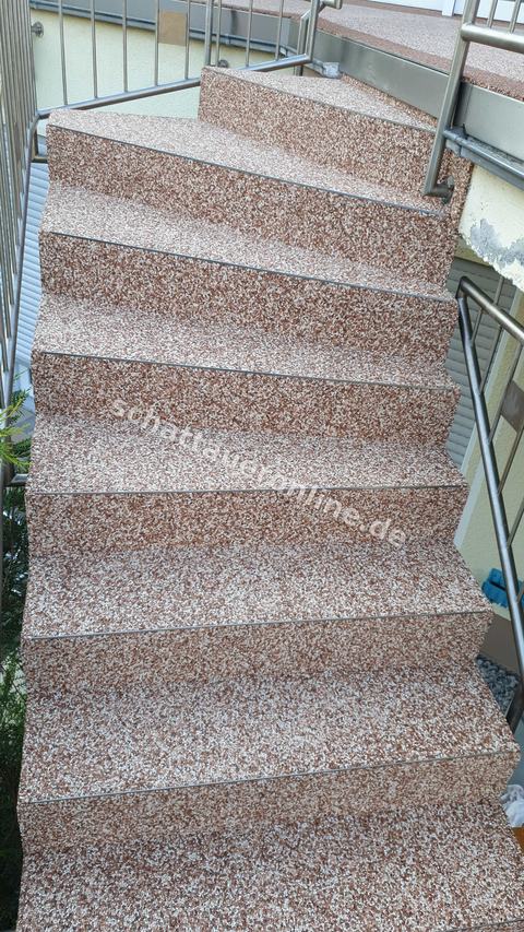 Außentreppe mit rutschhemmender Beschichtung, stabilen Kantenbereichen und durchdachter Detailausführung - dokumentiert von Schattauer für Sicher bei Nässe.