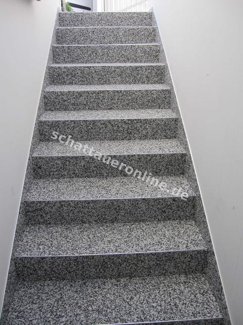 Referenz aus einem Schattauer-Kundenprojekt: Außentreppe mit rutschhemmender Beschichtung, stabilen Kantenbereichen und durchdachter Detailausführung. Fokus: Nutzungsprofil und Belastung.