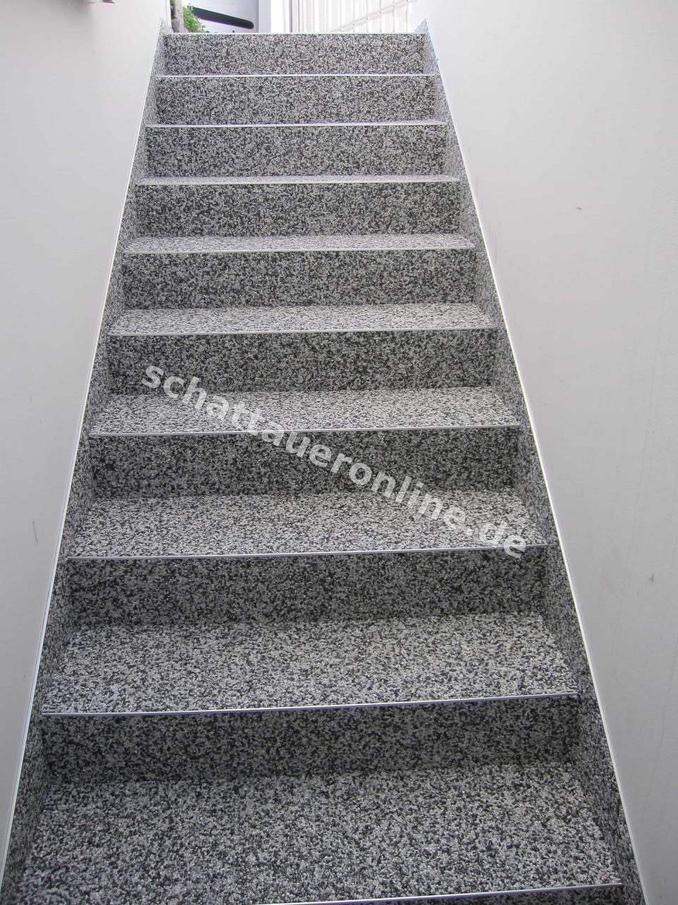 Referenz aus einem Schattauer-Kundenprojekt: Außentreppe mit rutschhemmender Beschichtung, stabilen Kantenbereichen und durchdachter Detailausführung. Fokus: Nutzungsprofil und Belastung.