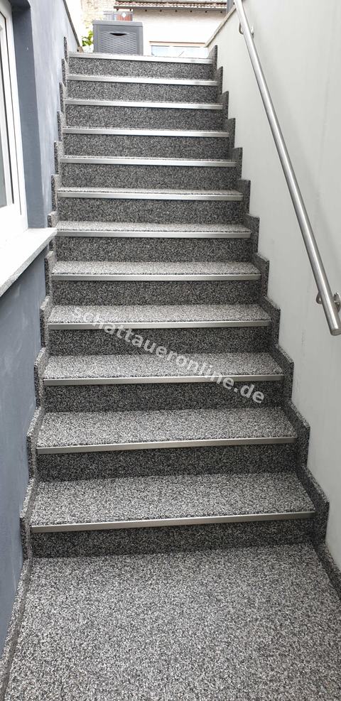 Projektfoto von Firma Schattauer: Außentreppe mit rutschhemmender Beschichtung, stabilen Kantenbereichen und durchdachter Detailausführung. Thema: Treppenbeschichtung in Mainz und Neuwied.