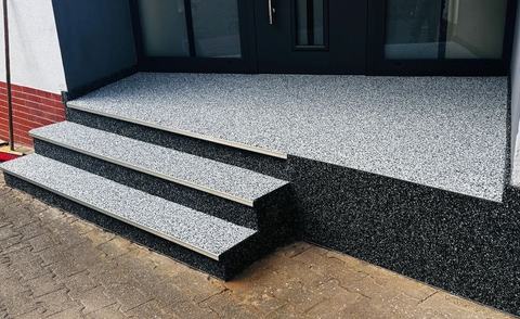 Aussentreppe nach Sanierung mit gleichmaessig beschichteten Stufen - Projektbild 061