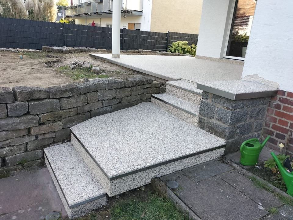 Treppenpodest und Stufen mit sauber ausgefuehrter Sanierungsoberflaeche - Projektbild 062