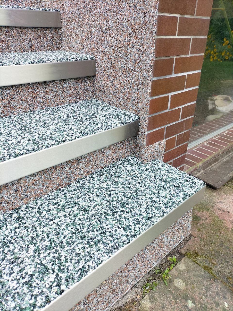 Vertikale Ansicht einer sanierten Aussentreppe mit rutschhemmender Oberflaeche - Projektbild 066