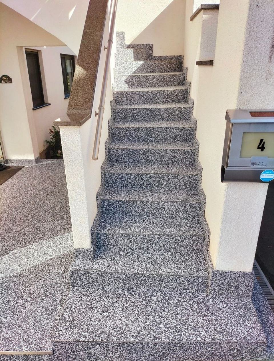 Aktuelle Treppensanierung mit rutschhemmender Beschichtung in Mainz und Umgebung - Projektbild 070