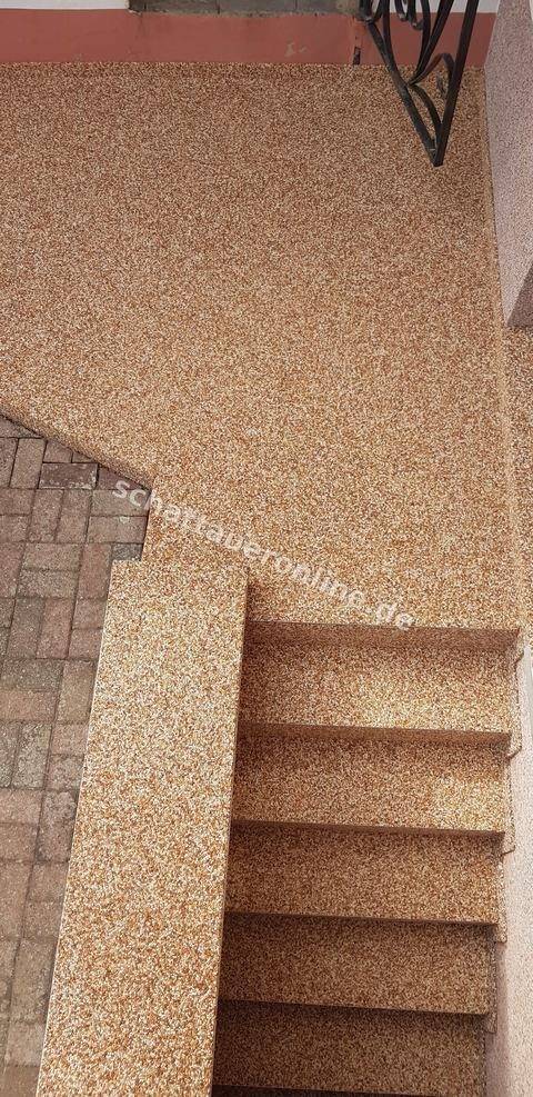 Natursteinspachtelung auf Treppe fuer robuste und pflegeleichte Oberflaechen