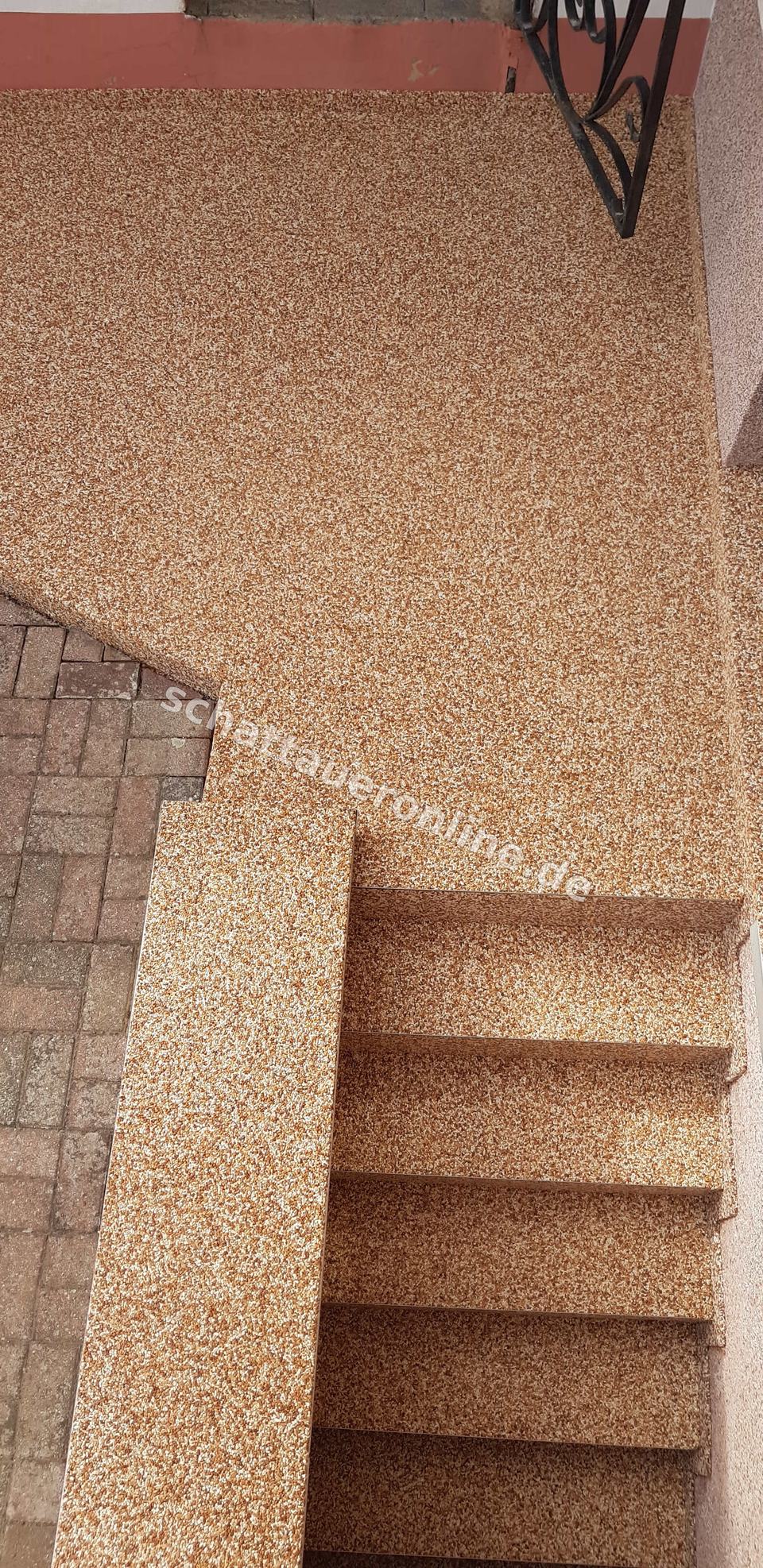 Natursteinspachtelung auf Treppe fuer robuste und pflegeleichte Oberflaechen